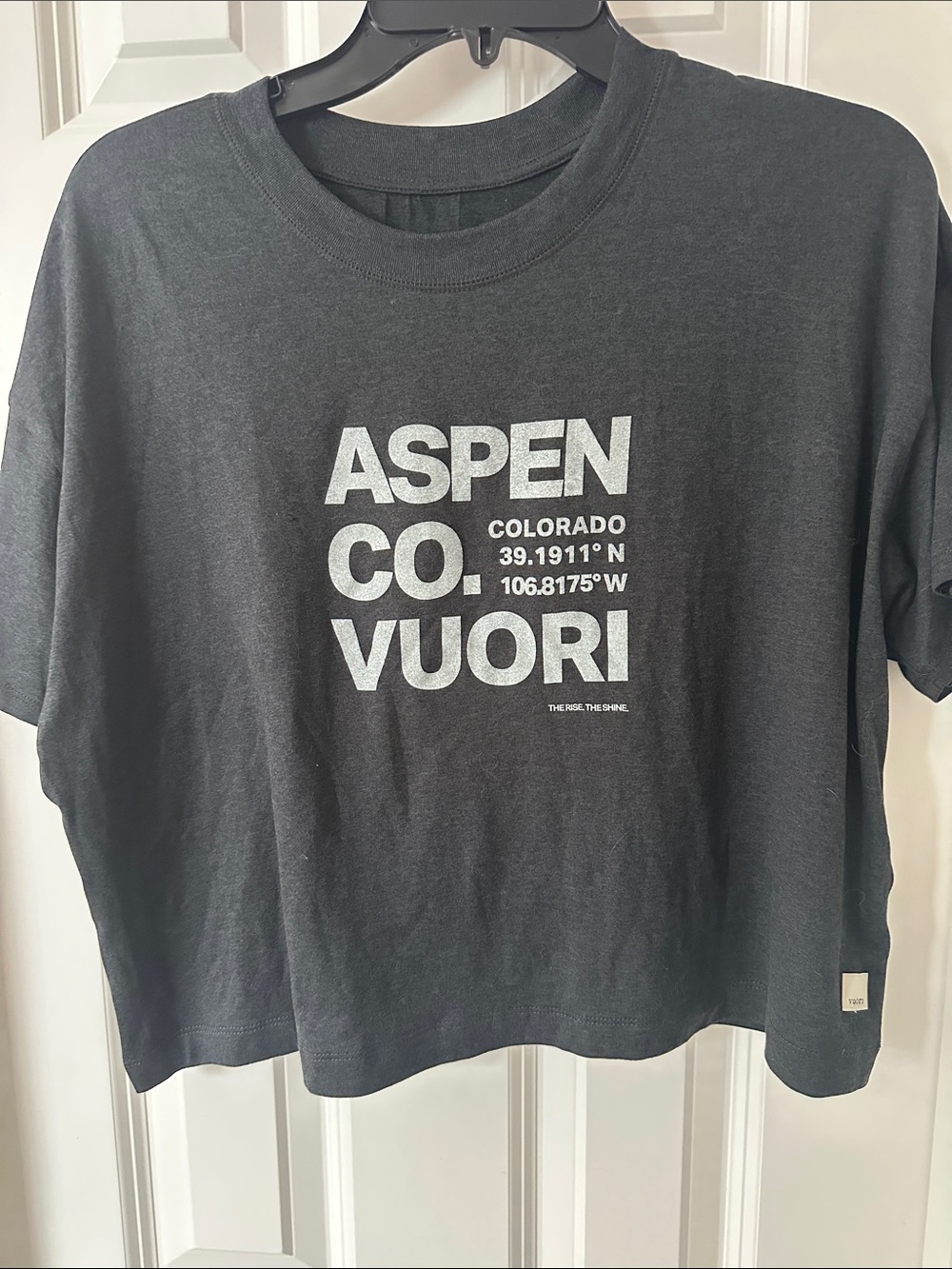 NWOT-Vuori Exclusive-Specialty Aspen CO Graphic Crop Tee